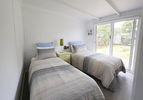 Saltbush - Ideally Located And Modernised MCM Beach House - Accommodation QLD 1