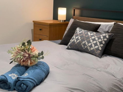 Royal Romanesque Holiday House In Dakabin - Accommodation QLD 3