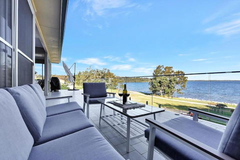 Royal Retreat Peaceful Lakefront - Accommodation QLD 0