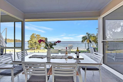 Royal Retreat Peaceful Lakefront - Accommodation QLD 2