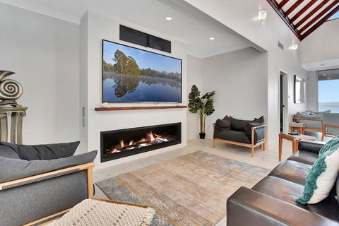 Royal Retreat Peaceful Lakefront - Accommodation QLD 3