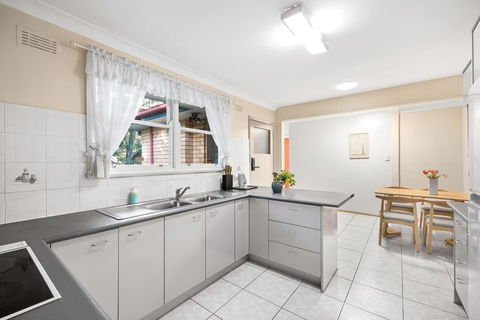 Rustic Queen Room - Located At Serene Street In Pymble - Shared Bathroom - Accommodation QLD 3