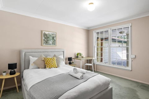 Rustic Queen Room - Located At Serene Street In Pymble - Shared Bathroom - Accommodation QLD 0