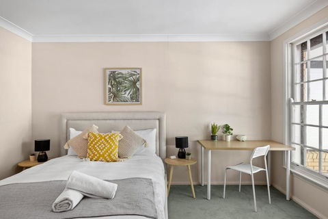 Rustic Queen Room - Located At Serene Street In Pymble - Shared Bathroom - Accommodation QLD 1