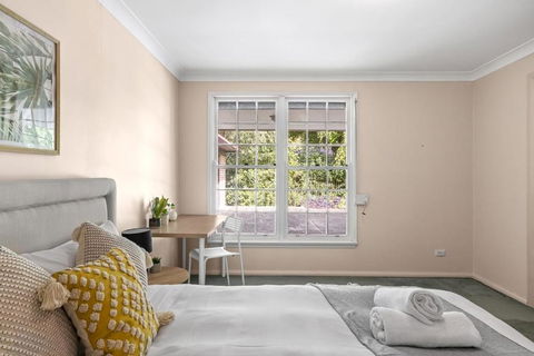 Rustic Queen Room - Located At Serene Street In Pymble - Shared Bathroom - Accommodation QLD 2