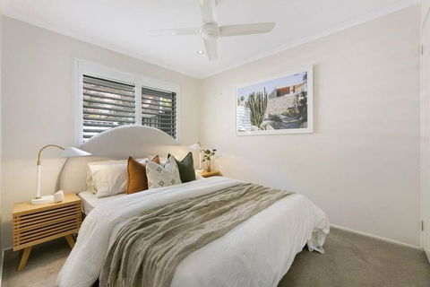 Riviera Road Miami - 4BRM Dual Villa - Accommodation QLD 1