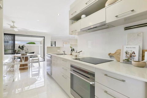 Riviera Road Miami - 4BRM Dual Villa - Accommodation QLD 2