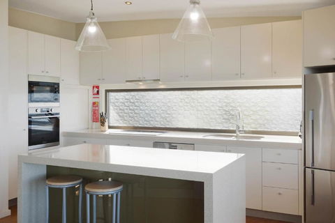 Rolling Waves 3 - Beach Access & Pet Friendly! - Accommodation QLD 3