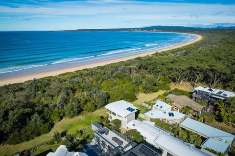 Rolling Waves 3 - Beach Access & Pet Friendly! - Accommodation QLD 0