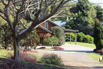 Romantic Lakeview Cottage with Accommodation QLD