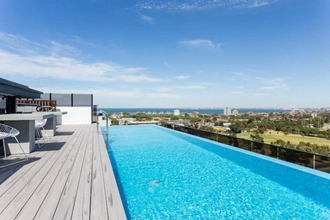 Rooftop Infinity Pool - St Kilda Luxury - Accommodation QLD 0
