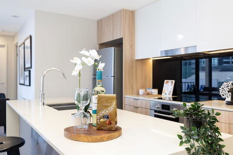 Rooftop Pool Stunning Apartment Queen Street - Accommodation QLD 1