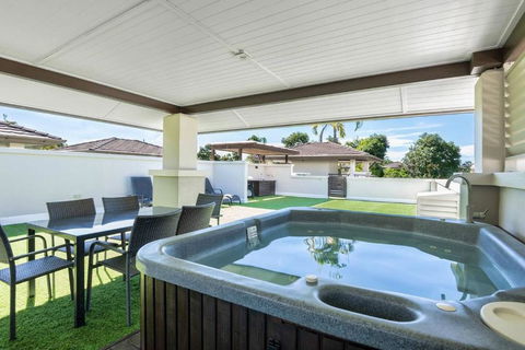 Rooftop Tranquility At Stunning Temple Resort - Accommodation QLD 0