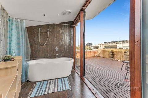 Rooftop Warehouse In Fitzroy - Accommodation QLD 1