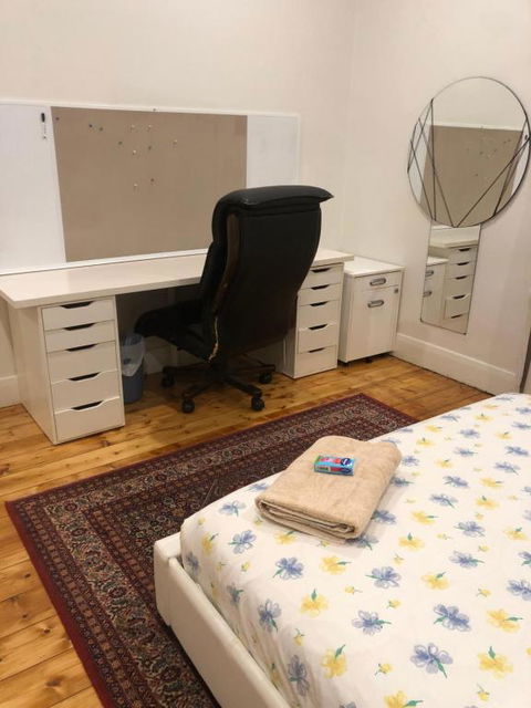 Room Near Caulfield Racecourse - Accommodation QLD 1