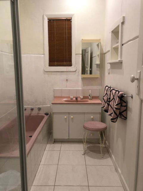 Room Near Caulfield Racecourse - Accommodation QLD 2