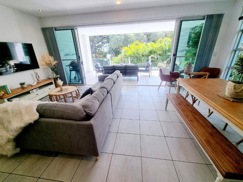 Rosalynda- Luxury Beachfront 3 BR Townhouse - Accommodation QLD 3