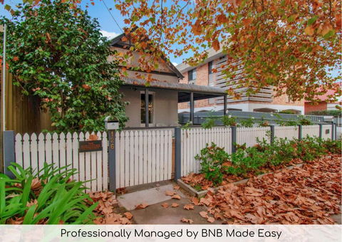 Rose Cottage - Stroll To CBD, Leafy Setting - Accommodation QLD 0