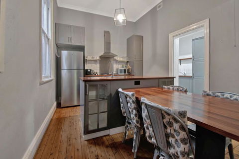 Rose Cottage - Stroll To CBD, Leafy Setting - Accommodation QLD 1