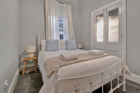 Rose Cottage - Stroll To CBD, Leafy Setting - Accommodation QLD 2