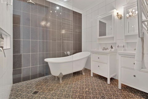 Rose Cottage - Stroll To CBD, Leafy Setting - Accommodation QLD 3