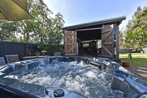 Rose Cottage Studio Romantic Or Solo Getaway. Spa, Games Room - Accommodation QLD 0
