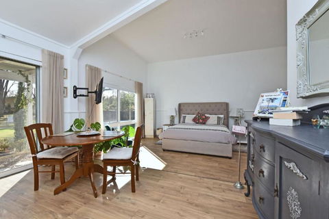 Rose Cottage Studio Romantic Or Solo Getaway. Spa, Games Room - Accommodation QLD 1