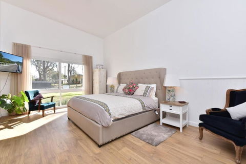 Rose Cottage Studio Romantic Or Solo Getaway. Spa, Games Room - Accommodation QLD 2