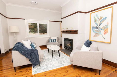 Rose Hill On Hamer, 1940s Charming Cottage Near Cook Park - Accommodation QLD 2