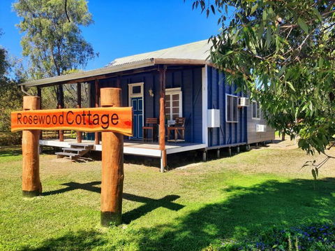 Rosewood Cottage -Entire 2 Bedroom Home With Netflix & WiFi - Accommodation QLD 1