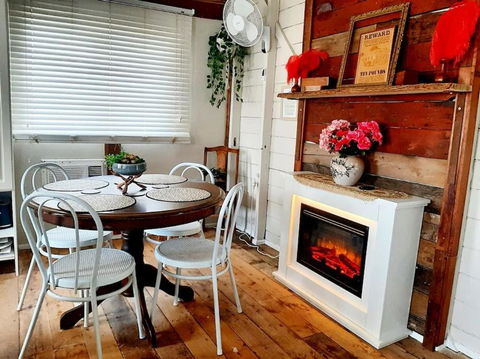 Rosewood Cottage -Entire 2 Bedroom Home With Netflix & WiFi - Accommodation QLD 2