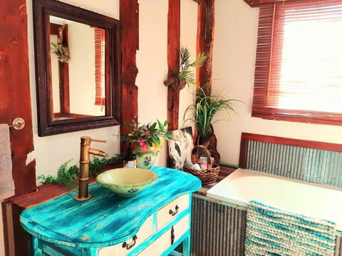 Rosewood Cottage -Entire 2 Bedroom Home With Netflix & WiFi - Accommodation QLD 3