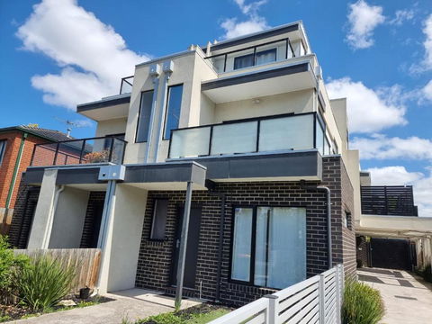 Rosie Townhouse In Prime Location Close To CBD - Accommodation QLD 0