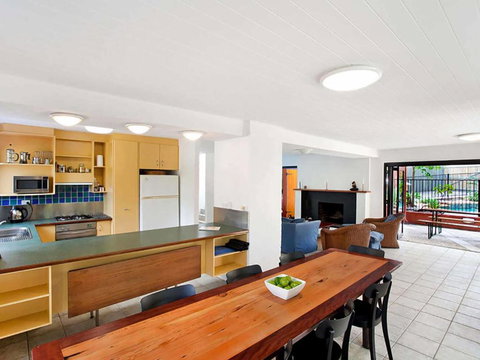 Ross Cres Spacious Private Beach House - Accommodation QLD 3