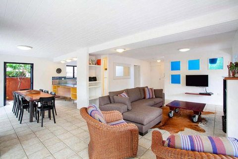 Ross Cres Spacious Private Beach House - Accommodation QLD 2