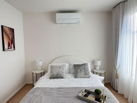 Royalty Living - Accommodation QLD 0