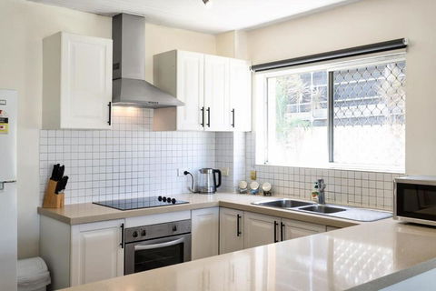 Runaway Bay Waterfront Delight - Accommodation QLD 3