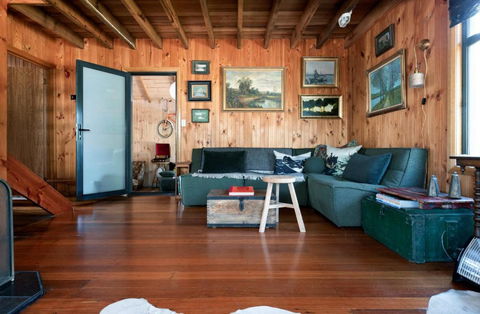 Rustic Barn By The Bay - Accommodation QLD 1