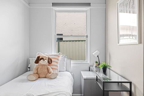 Rustic Single Room - Centrally Located At Narwee - Shared Bathroom - Accommodation QLD 3