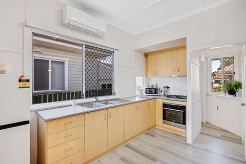 Sage Cottage! CBD Perfection! - Accommodation QLD 1