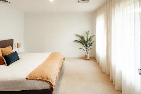 Salhus - Sleep In King Beds & Easy Walk To Town - Accommodation QLD 3