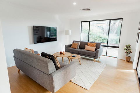 Salhus - Sleep In King Beds & Easy Walk To Town - Accommodation QLD 1
