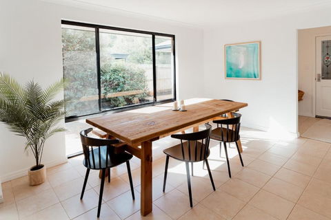 Salhus - Sleep In King Beds & Easy Walk To Town - Accommodation QLD 2