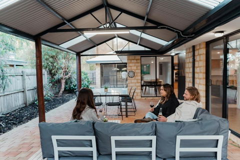 Salhus - Sleep In King Beds & Easy Walk To Town - Accommodation QLD 0