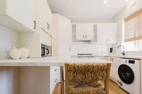 Salmon Calm - Trendy Velvet Allure By Albert Park - Accommodation QLD 1