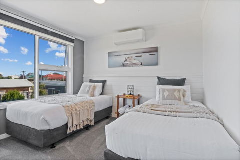 SALTAIR Beach House Right In Town - Accommodation QLD 2