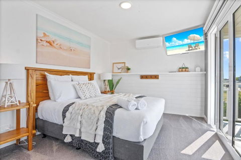 SALTAIR Beach House Right In Town - Accommodation QLD 1