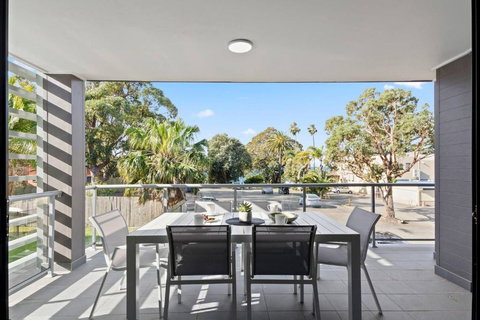 Saltwater Escape - Contemporary Seaside Stunner - Accommodation QLD 3