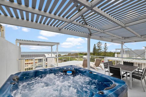 Salty Breeze - Rooftop Terrace & Jacuzzi - Accommodation QLD 0