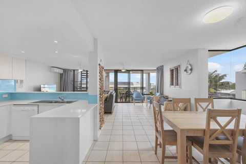 Salty Breeze - Rooftop Terrace & Jacuzzi - Accommodation QLD 1